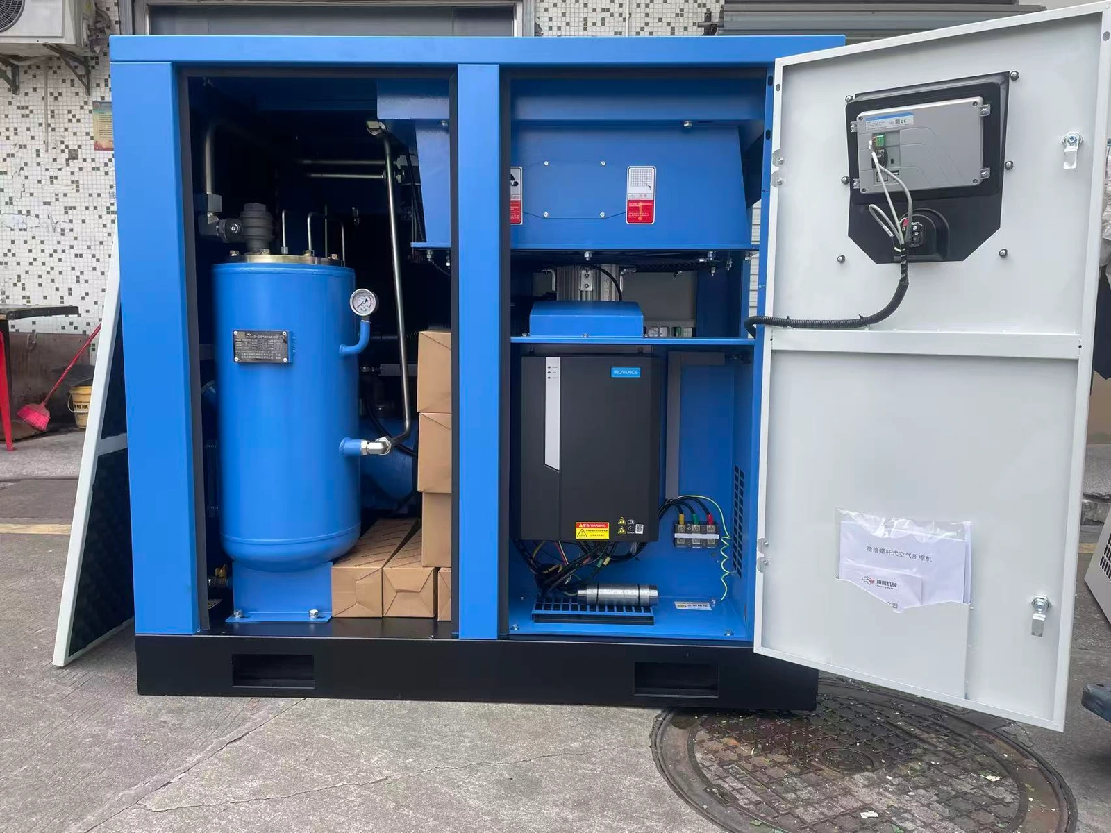 Pre-shipment check: oil separator element, oil filter and air filter packed inside. Wooden-crate packing follows the final inspection.